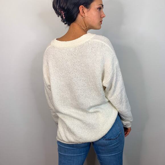 Urban Outfitters White V-Neck Oversized Knit Sweater - Picture 4 of 8